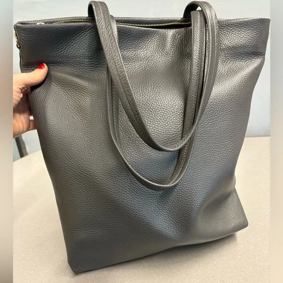 Cuyana Tall Easy Zipper Tote in Charcoal - Picture 1 of 5